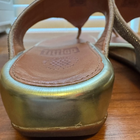 Women's FitFlop Pewter/Gold Sandals women’s sized 6 - Picture 8 of 9